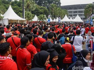 Pendukung Timnas Mulai Padati GBK Pendukung Timnas Mulai Padati GBK
