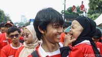 Mereka juga membawa sejumlah aksesoris untuk mendukung Timnas Indonesia yang akan melawan Jepang.