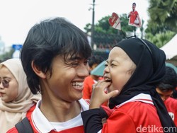 Mereka juga membawa sejumlah aksesoris untuk mendukung Timnas Indonesia yang akan melawan Jepang.