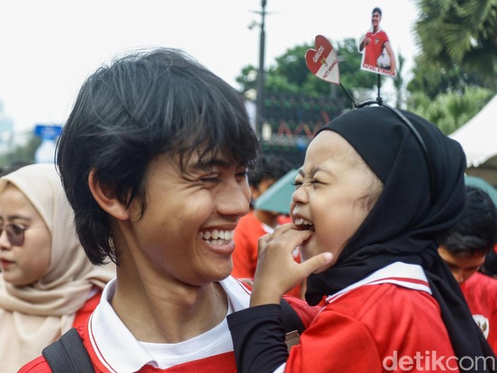 Sejumlah pendukung Timnas Indonesia mulai memadati Stadion Gelora Bung Karno, Jakarta, Jumat (15/11/2024).