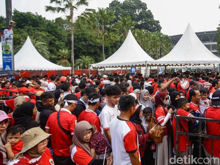 Sejumlah pendukung Timnas Indonesia mulai memadati Stadion Gelora Bung Karno, Jakarta, Jumat (15/11/2024).