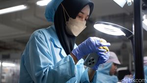 Intip Perakitan Oppo Find X8 di Tangerang