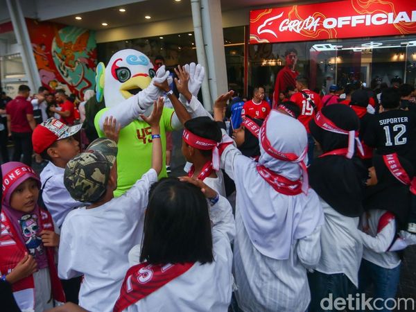 Potret Anak-anak Binaan berbuatbaik.id Ramaikan GBK Jelang Indonesia Vs Jepang