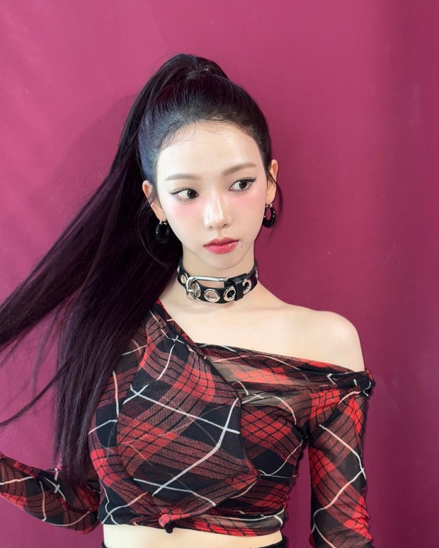 Potret Karina aespa dalam tatanan rambut All-Pulled-Back High Ponytail