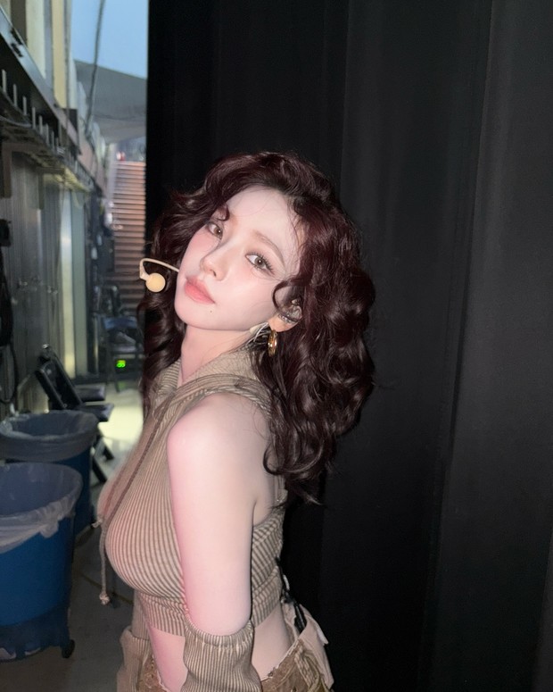 Potret Karina aespa dalam tatanan rambut Curly Hair