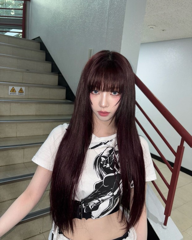 Potret Karina aespa dalam tatanan rambut Full Bang Hair-Down