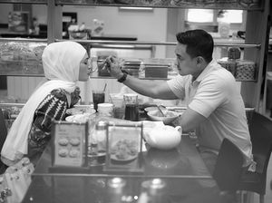 Potret Manis Putri Zulhas Saat Makan Pempek Bareng Zumi Zola