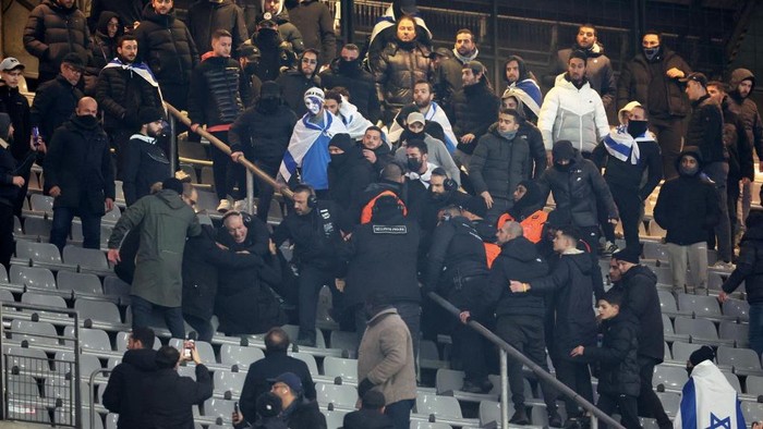 Prancis vs Israel, UEFA Nations League PARIS, FRANCE - NOVEMBER 14: Fans of Team Israel clash with security during the UEFA Nations League 2024/25 League A Group A2 match between France and Israel at Stade de France on November 14, 2024 in Paris, France. (Photo by Xavier Laine/Getty Images)