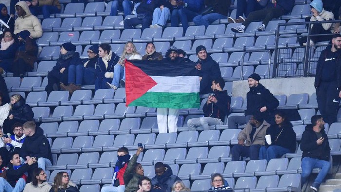 PARIS, FRANCE - NOVEMBER 14: A fan holds a Palestine flag during the UEFA Nations League 2024/25 League A Group A2 match between France and Israel at Stade de France on November 14, 2024 in Paris, France. (Photo by Franco Arland/Getty Images)