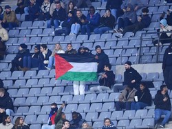 Terlihat pula suporter yang membawa bendera Palestina dalam laga Prancis vs Israel, yang cuma dihadiri 20 ribu penonton -- dari kapasitas 80 ribu. Foto: Getty Images/Franco Arland