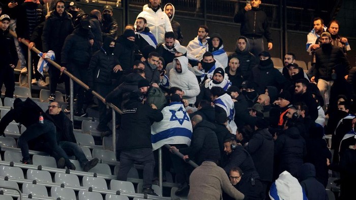 Prancis vs Israel, UEFA Nations League PARIS, FRANCE - NOVEMBER 14: Fans of Team Israel fight during the UEFA Nations League 2024/25 League A Group A2 match between France and Israel at Stade de France on November 14, 2024 in Paris, France. (Photo by Xavier Laine/Getty Images)