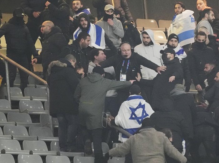 Fans argue on stands during the UEFA Nations League soccer match between France and Israel at the Stade de France stadium in Saint-Denis, outside Paris, Thursday Nov. 14, 2024. (AP Photo/Thibault Camus)