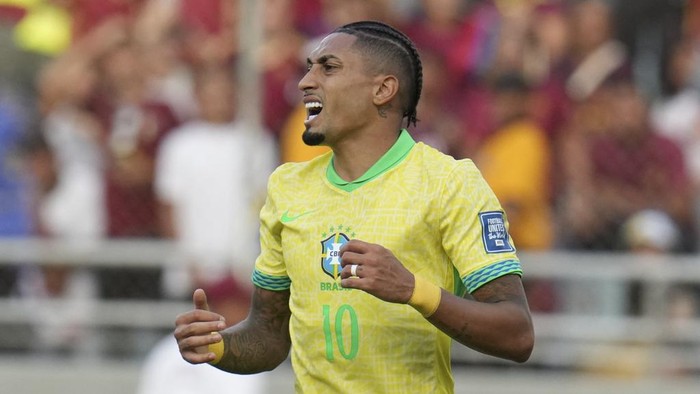 Brazils Raphinha reacts after missing an opportunity to score during a FIFA World Cup 2026 qualifying soccer match against Venezuela at Monumental stadium in Maturin, Venezuela, Thursday, Nov. 14, 2024. (AP Photo/Ariana Cubillos)