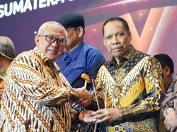 Rektor UMSU Raih SPS Sumut Awards 2024