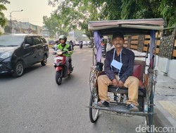 Kisah Rosid, Tak Kenal Lelah Kayuh Harapan di Becak Tua