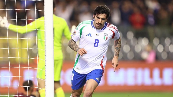BRUSSELS, BELGIUM - NOVEMBER 14 : Tonali Sandro midfielder of Italy celebrating scoring a goal during the UEFA Nations League tournament League A Phase Group A2 match between Belgium and Italy on November 14, 2024 in Brussels, Belgium, 14/11/2024 ( Photo by Tomas Sisk / Photo News via Getty Images)