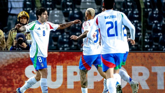 Italy midfielder Sandro Tonali scores the 0-1 and celebrates the goal during the match between Belgium and Italy at the King Baudouin Stadium for the UEFA Nations League - League A - Group A2 season 2024-2025 in Brussels, Netherlands, on November 14, 2024. (Photo by Marcel van Dorst / EYE4images) (Photo by EYE4images/NurPhoto via Getty Images)