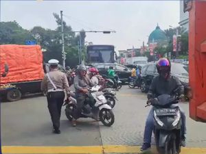 Lalu Lintas di Pluit Macet gara-gara Truk Terguling Lalu Lintas di Pluit Macet gara-gara Truk Terguling