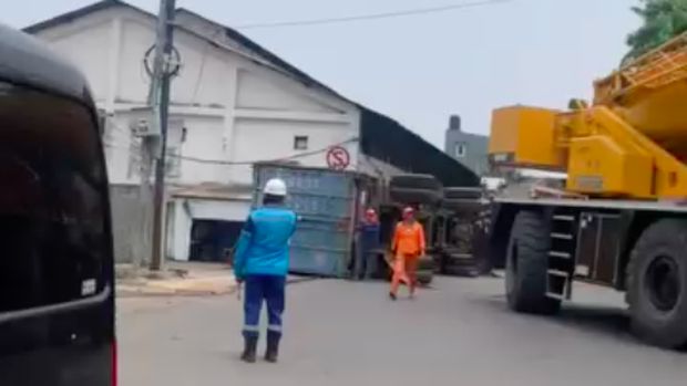 Satu unit truk terguling di Pluit, Jakarta Utara (Jakut). Warga menceritakan insiden truk terguling itu sudah terjadi sejak pagi tadi. (dok Pribadi/Faishal Bambang)