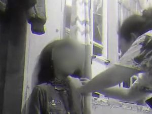 Video: Ibu di Batam Rantai Leher Anaknya, Kepala Korban Juga Bocor Video: Ibu di Batam Rantai Leher Anaknya, Kepala Korban Juga Bocor