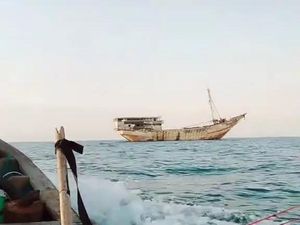 Ramai Kapal Hantu di Laut Mondoliko Jepara, Perangkat Desa: Itu Mau Diservis Ramai Kapal Hantu di Laut Mondoliko Jepara, Perangkat Desa: Itu Mau Diservis