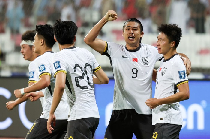 Timnas China MANAMA, BAHRAIN - NOVEMBER 14: Zhang Yuning #9 of China celebrates with teammates after scoring his teams first goal in the 2026 FIFA World Cup Qualifier fifth round Group C match between Bahrain and China at Bahrain National Stadium on November 14, 2024 in Manama, Bahrain. (Photo by Wu Zhizhao/VCG via Getty Images)