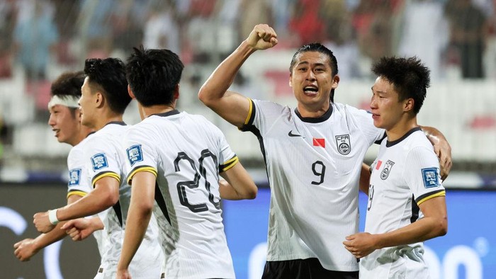Timnas China MANAMA, BAHRAIN - NOVEMBER 14: Zhang Yuning #9 of China celebrates with teammates after scoring his teams first goal in the 2026 FIFA World Cup Qualifier fifth round Group C match between Bahrain and China at Bahrain National Stadium on November 14, 2024 in Manama, Bahrain. (Photo by Wu Zhizhao/VCG via Getty Images)