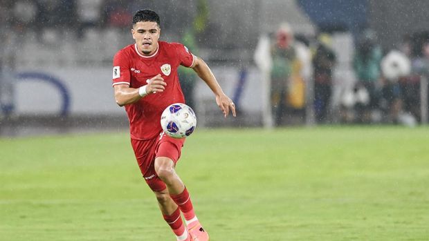 Pesepak bola Timnas Indonesia Ragnar Oratmangoen mengontrol bola saat melawan Timnas Jepang dalam laga Grup C Babak Ketiga Kualifikasi Piala Dunia 2026 di Stadion Utama Gelora Bung Karno (SUGBK), Senayan, Jakarta, Jumat (15/11/2024). ANTARA FOTO/Dhemas Reviyanto/mrh/foc.