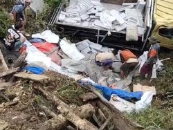 Truk Bawa Hebel Jatuh ke Sungai Saat Lintasi Jembatan Kayu di Cianjur