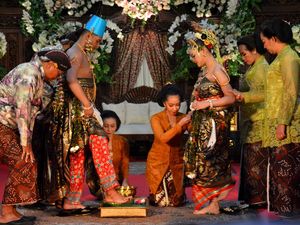 Upacara Panggih Manten: Sejarah, Tujuan, Perlengkapan, Urutan, Filosofi Upacara Panggih Manten: Sejarah, Tujuan, Perlengkapan, Urutan, Filosofi