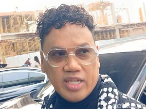 Uya Kuya soal Klarifikasi Ngonten Depan Bekas Rumah Kebakaran di LA Uya Kuya soal Klarifikasi Ngonten Depan Bekas Rumah Kebakaran di LA