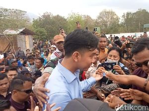 Momen Wapres Gibran Jenguk Bayi Gibran di Pengungsian Erupsi Lewotobi Momen Wapres Gibran Jenguk Bayi Gibran di Pengungsian Erupsi Lewotobi