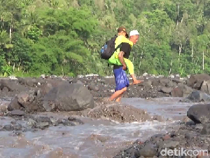 Perjuangan Ortu Gendong Anak Lewati Lahar Dingin Semeru Demi ke Sekolah
