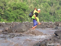 Perjuangan Ortu Gendong Anak Lewati Lahar Dingin Semeru Demi ke Sekolah