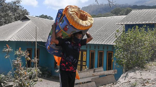 Warga Terdampak Erupsi Gunung Lewotobi Laki-laki Evakuasi Harta Benda