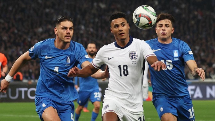 Soccer Football - Nations League - Group Stage - Greece v England - Athens Olympic Stadium, Athens, Greece - November 14, 2024 Englands Ollie Watkins in action with Greeces Konstantinos Mavropanos and Greeces Lazaros Rota REUTERS/Louisa Gouliamaki