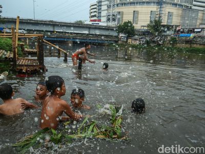 Aksi Anak-anak Taklukkan Arus BKB