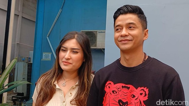 Update Informasi Selebriti InsertLive : Angbeen Rishi Curhat soal Jiwa yang Hancur, Rumah Tangga dengan Adly Fairuz Retak?