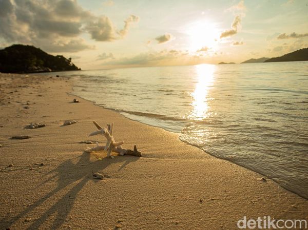 Bukan di Bali, Ini Pulau Dewata Anambas yang Berpasir Putih
