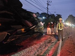 Bus Sumber Selamat Terguling Setelah Tabrak Motor di Magetan