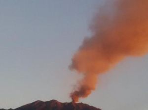 Gemuruh Erupsi Gunung Raung Paksa Sejumlah Bandara Tutup, Termasuk di Bali Gemuruh Erupsi Gunung Raung Paksa Sejumlah Bandara Tutup, Termasuk di Bali