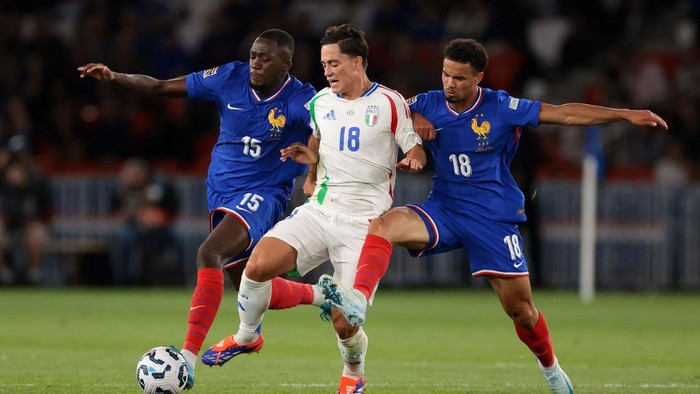 PARIS, FRANCE - SEPTEMBER 06: Giacomo Raspadori of Italy battles for possession with Ibrahima Konate and Warren Zaire-Emery of France during the UEFA Nations League 2024/25 League A Group A2 match between France and Italy at Parc Des Princes on September 06, 2024 in Paris, France. (Photo by Jonathan Moscrop/Getty Images)