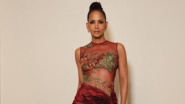 7 Gaya Halle Berry di Show Elie Saab Pakai Gaun dari 22 Tahun Lalu, Bikin Kagum