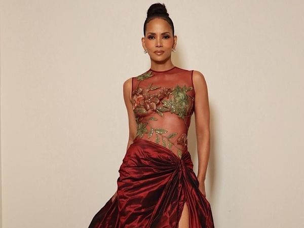 7 Gaya Halle Berry di Show Elie Saab Pakai Gaun dari 22 Tahun Lalu, Bikin Kagum