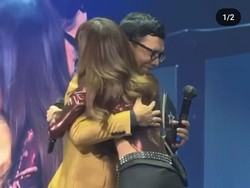 Bikin Iri, Indra Herlambang Dipeluk Lisa BLACKPINK