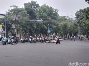Jalanan Bandung Rasa Eropa, Mobil-Motor Jalan di Lajur Kanan