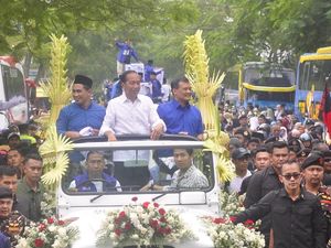 Senangnya Warga Banyumas Ketemu & Dapat Kaus dari Jokowi & Luthfi-Yasin