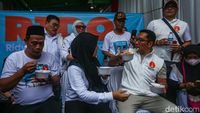 Kampanye di Cengkareng, RK Makan Bakso Bareng Warga