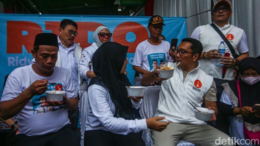 Kampanye di Cengkareng, RK Makan Bakso Bareng Warga Kampanye di Cengkareng, RK Makan Bakso Bareng Warga