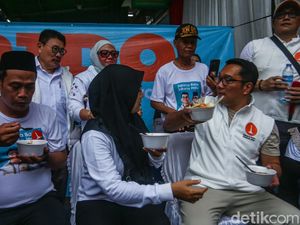Kampanye di Cengkareng, RK Makan Bakso Bareng Warga